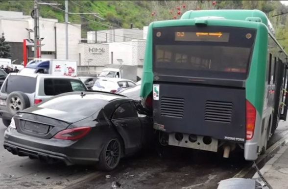 Մյասնիկյան պողոտայում «Մերսեդեսը» մխրճվել է թիվ 53 ավտոբուսի մեջ. «Ուղևորի դեմքը ջնջխված էր, բայց ողջ էր»